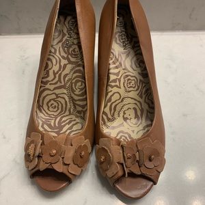 Kenneth Cole Reaction Over Chill Wedges in Brown size 7